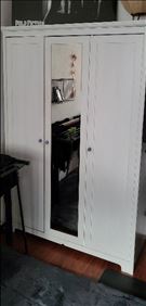 Abbildung: weisser Kleiderschrank mit Spiegel