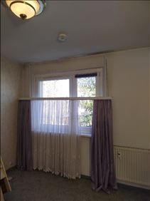 Abbildung: höhenverstellbares Gardinenbrett zu verschenken 