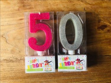 Abbildung: Zahlenkerzen 5 und 0