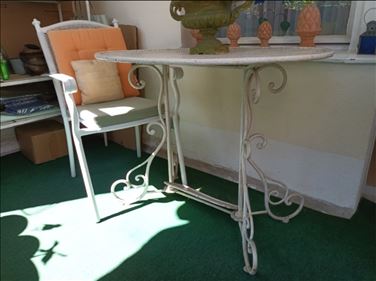 Abbildung: Metalltisch