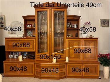 Abbildung: guterhaltene Schrankwand mitTisch