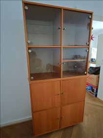 Abbildung: Vitrinenschrank mit Glastüren