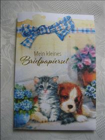 Abbildung: Briefpapier, Servietten und unbenutzte Trinkflasche