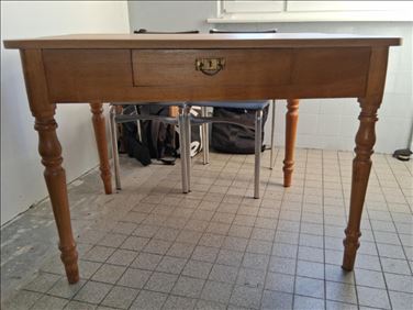 Abbildung: Tisch aus Holz