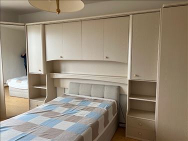 Abbildung: Schrankwand Schlafzimmer und Bett
