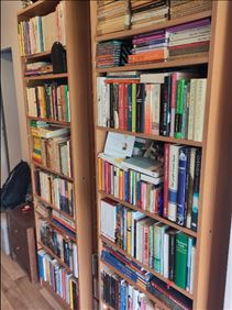Abbildung: 2 Bücherregale 1 CD Regal 