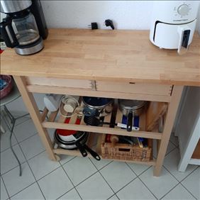Abbildung: Küchenwagen und Regal von ikea