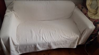 Abbildung: Sofa Farbe beige.