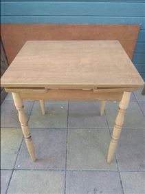 Abbildung: Holztisch 