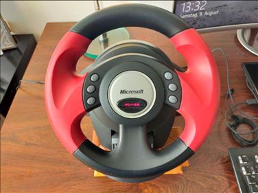 Abbildung: Microsoft SideWinder Force Feedback Wheel + Pedale