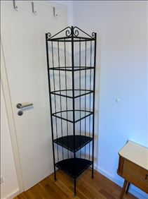 Abbildung: Schwarzes Regal aus Metall/Glas