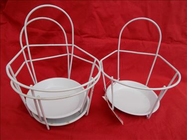 Abbildung: 3 gleich große Blumentopfhalter aus Metall / 2 davon neu