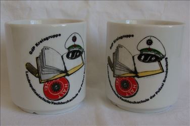 Abbildung: 2 Kaffeetassen Polizei - Unterseite Aschenbecher