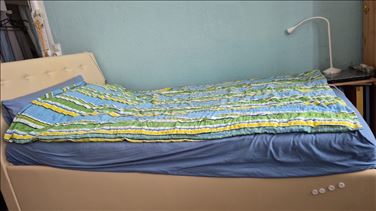 Abbildung: Bett m. Lattenrost und Matratze
