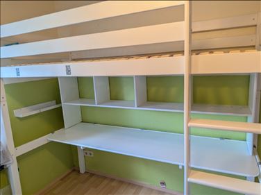 Abbildung: Hochbett mit Schreibtisch 