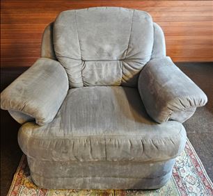 Abbildung: Sessel mit Hocker abzugeben