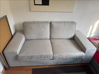 Abbildung:  Couch und Tisch und Schrank