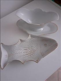 Abbildung: Alte Puddingform (Fisch) und Sauciere aus Porzellan, DDR