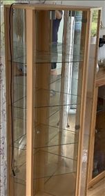 Abbildung: Eckvitrine mit Glastür, 4Glaseinsätzen, 2Spiegel
