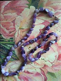 Abbildung: Halskette und Armband aus Amethyst 
