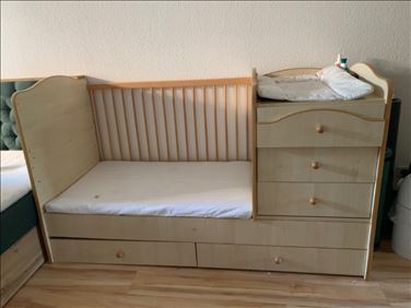 Abbildung: Babybett mit Wickelmatte und Schubladen