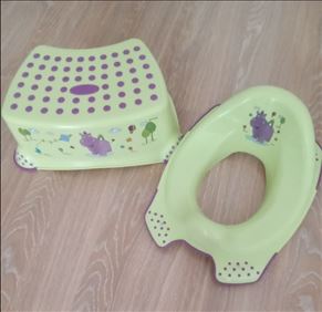 Abbildung: Kinder- Tritthocker und WC- Sitz, Kunststoff, grün/ lila