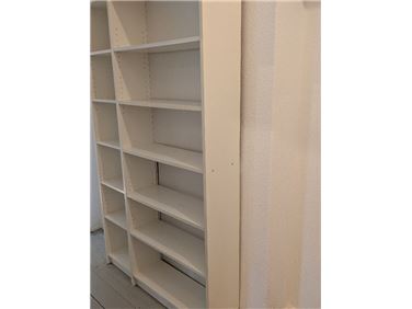 Abbildung: Billy Regal 80x202x28 und Billy CD Regal 
