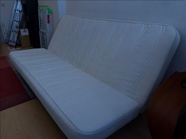 Abbildung: Schlafsofa mit hochklappbarer Kopflehne