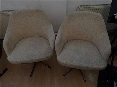 Abbildung: 2 beige Drehstühle mit Stoffbezug