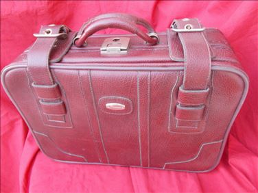Abbildung: Handkoffer aus den 1970er Jahren 44x30x15 cm