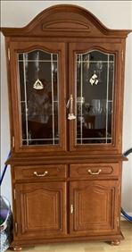 Abbildung: Elegante Vitrine aus Kirschbaum (2-teilig)