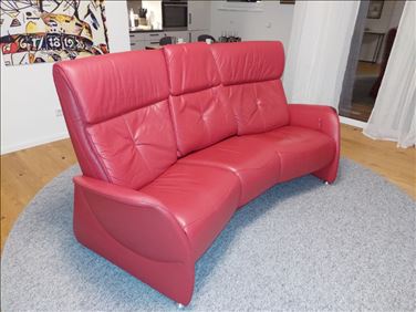 Abbildung: Ledersofa mit Relaxfunktion