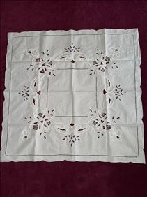 Abbildung: Mittel-Decke, Deckchen, Lochstickerei, ca. 80 x 80 cm Nr. 1