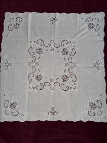 Abbildung: Mittel-Decke, Deckchen, Lochstickerei, ca. 80 x 80 cm Nr. 2