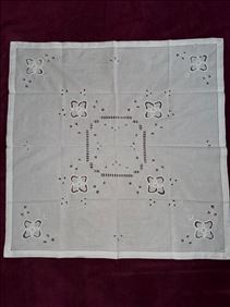 Abbildung: Mittel-Decke, Deckchen, Lochstickerei, ca. 80 x 80 cm Nr. 3