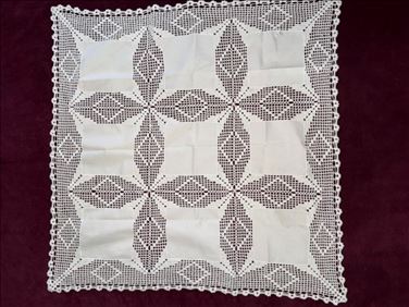 Abbildung: Mittel-Decke, Deckchen, Lochstickerei, ca. 80 x 80 cm Nr. 4