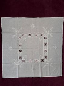 Abbildung: Mittel-Decke, Deckchen, Lochstickerei, ca. 80 x 80 cm Nr. 5