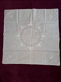 Abbildung: Mittel-Decke, Deckchen, Lochstickerei, ca. 80 x 80 cm Nr. 6