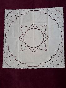 Abbildung: Mittel-Decke, Deckchen, Lochstickerei, ca. 80 x 80 cm Nr. 7