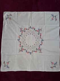 Abbildung: Mittel-Decke, Deckchen, Lochstickerei, ca. 80 x 80 cm Nr. 9