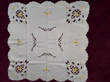 Abbildung: Mittel-Decke, Deckchen, Lochstickerei, ca. 80 x 80 cm Nr. 11