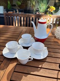 Abbildung: Tee-/Kaffeekanne mit 4Tassen
