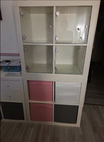 Abbildung: Ikea Kalax Regal 2x 4 zusammen mit Vitrine 