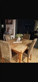 Abbildung: Holz Tisch und 4 Stühle 