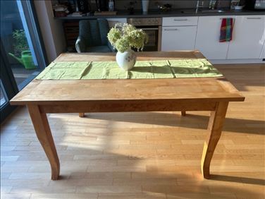 Abbildung: Holztisch 