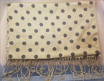 Abbildung: Schal hellbraun, schwarze Dots