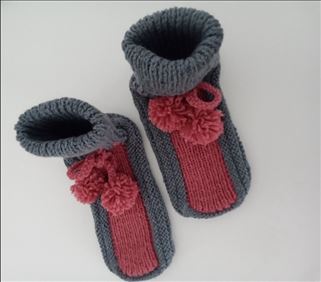 Abbildung: Stricksocken mit Schleife und Bommeln, Gr, 41/42