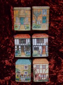 Abbildung: 6 kleine Teedöschen in Form englischer Cottages 
