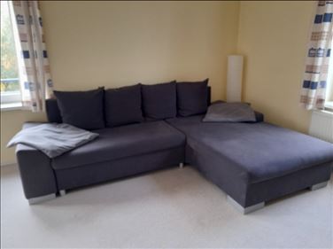 Abbildung: Sofa mit Recamière und Schlaffunktion