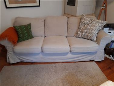 Abbildung: Sofa Farbe beige.